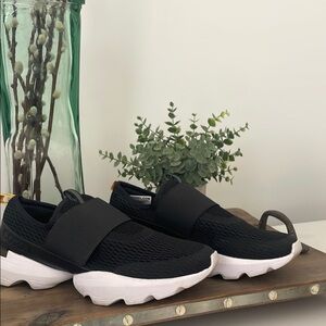 Women’s sz10 slip on Sorel Kinetic impact white & black sneakers EUC!